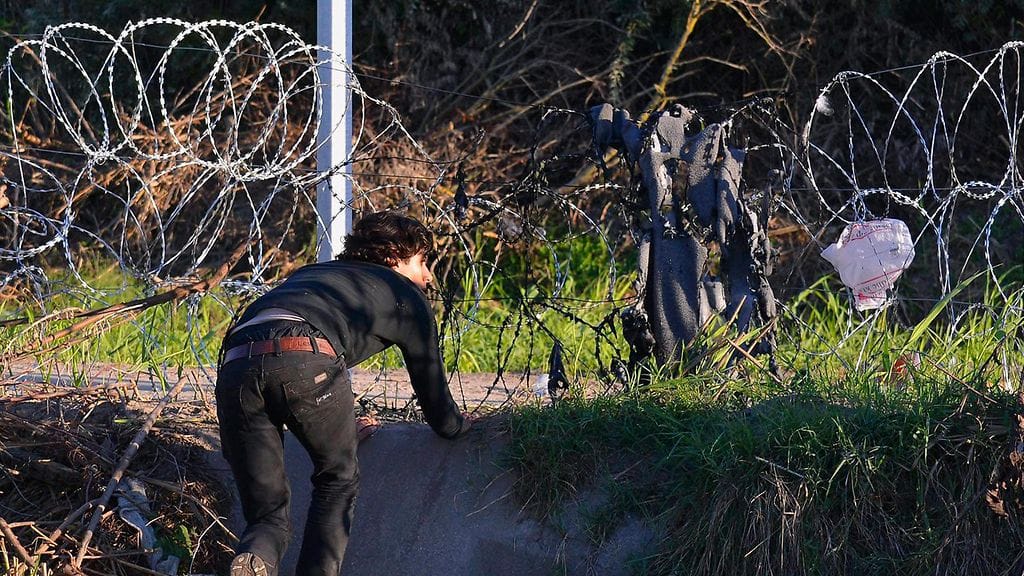 Unkarin ja Serbian välisen raja-aidan rakentamisen ollessa kesken alueelle on laitettu väliaikaisia piikkilankaviritelmiä. Se ei ole estänyt turvapaikanhakijoita tulemasta Unkariin.