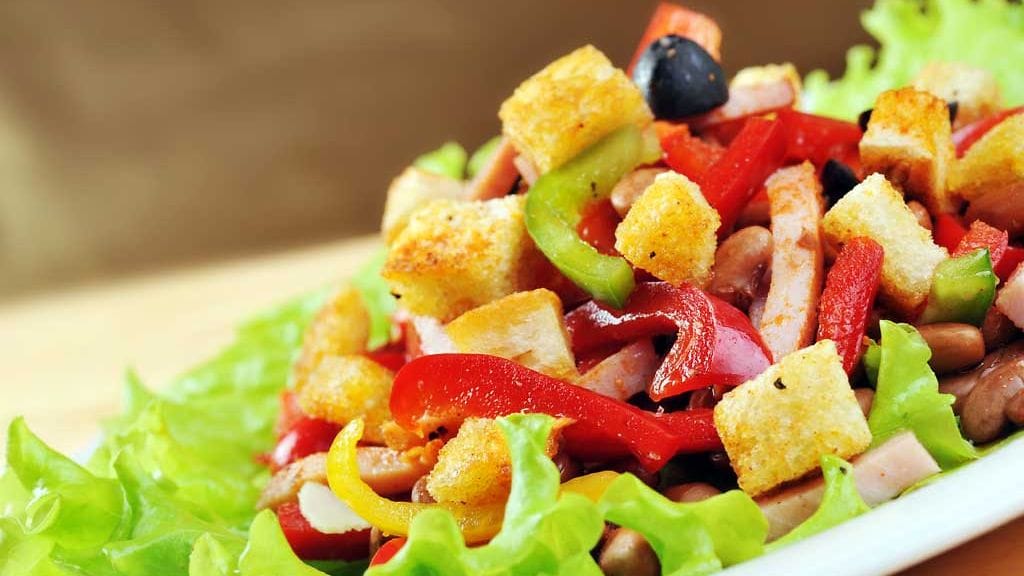 Puhelinsovellusten ideana on, että niiden kautta voi tilata itselleen halvalla ravintoloiden yli jääneitä annoksia silloin, kun sellaisia olisi tarjolla. Kuvituskuva.