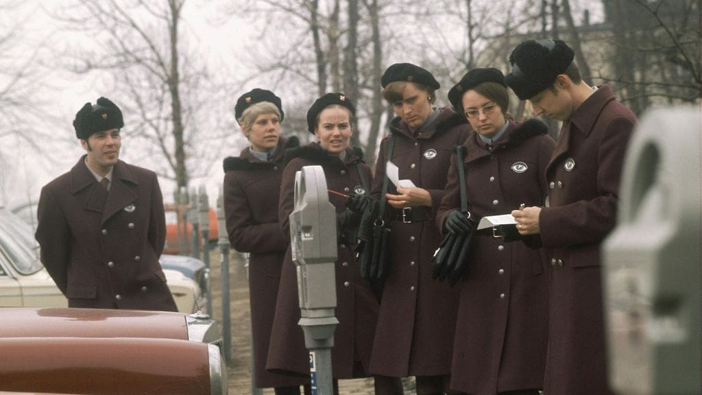 Pysäköinnintarkastajat työssään vuonna 1971.