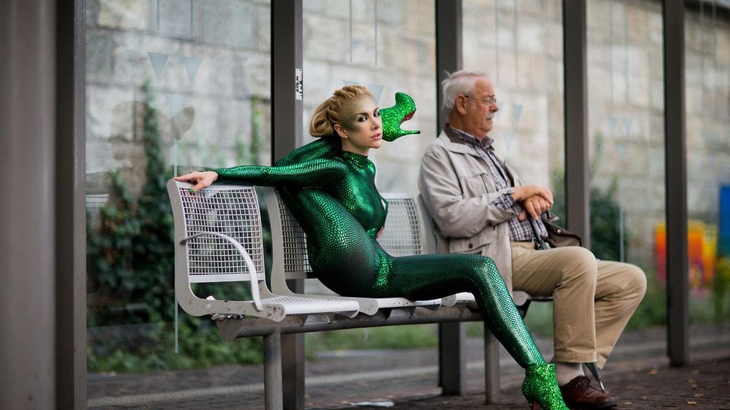 Zlata Contortionist pystyy taipumaan uskomattomiin asentoihin.