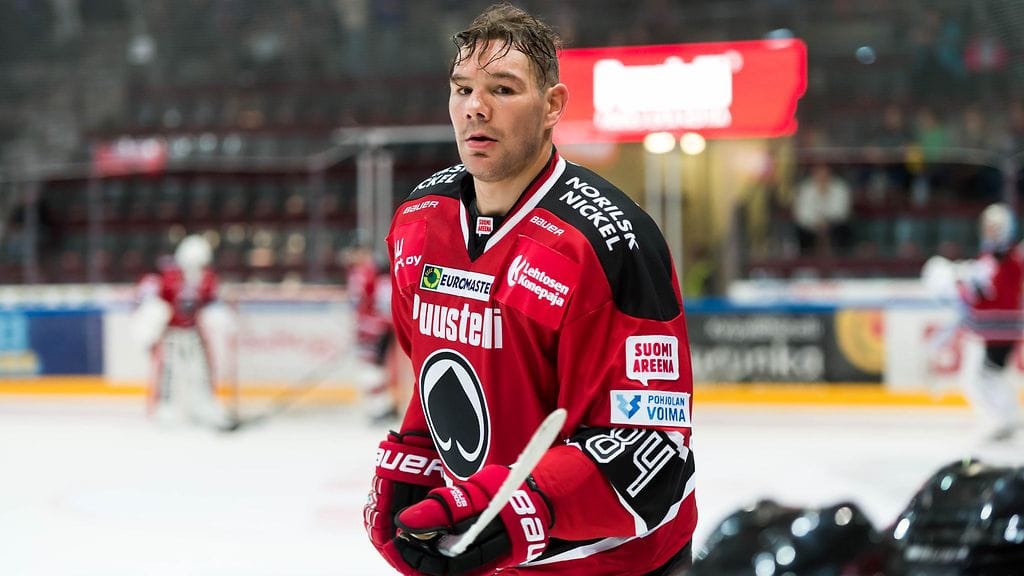 Josh Gratton (kuvassa) haastoi HIFK:n Matt Generousin.