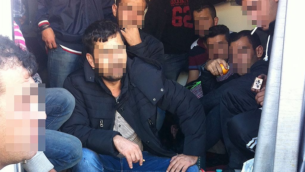 Nämä ihmiset matkustivat Itävallassa sunnuntaina ajorikkeen vuoksi pysäytetyn kuorma-auton kyydissä. Poliisi on pidättänyt kaksi irakilaismiestä ihmissalakuljetuksesta epäiltyinä.