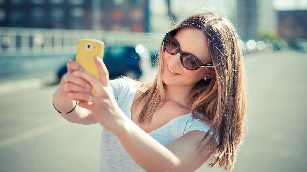 Selfiet ja sosiaalinen media tarjoavat nuorille rakennusalustan identiteetille ja omalle minälle.