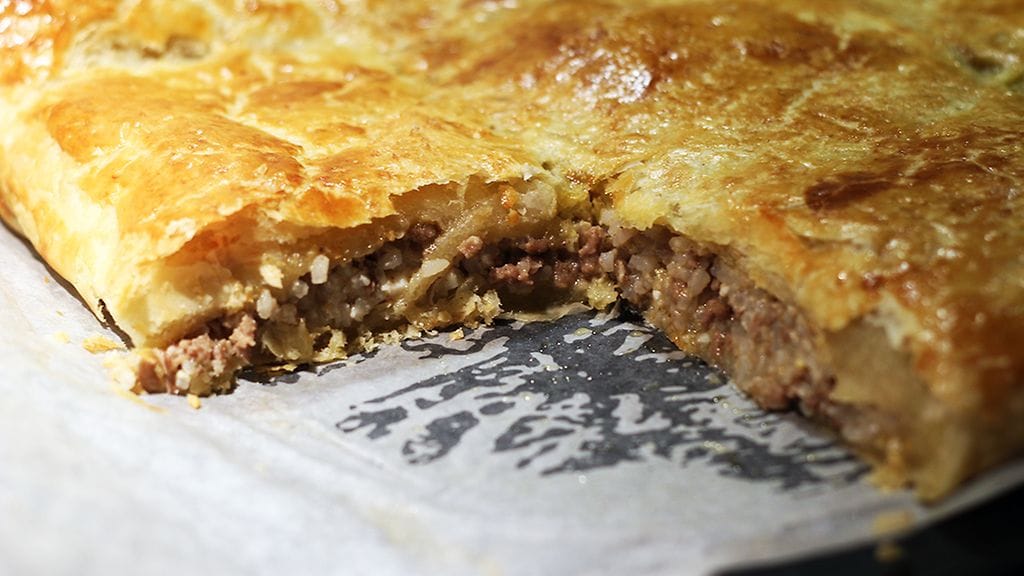 Peltilihapiirakka on suomalaisille tuttua herkkua.