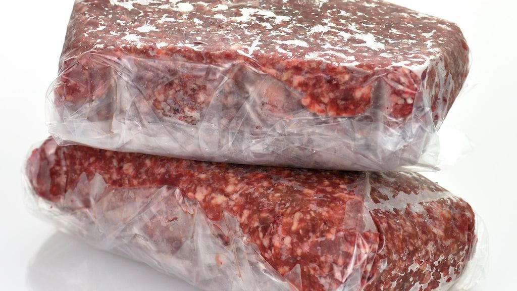 Käräjäoikeuden mukaan naisen tekoa ei voitu pitää lievänä, koska jäinen liha olisi osuessaan voinut aiheuttaa tytölle vakavat vammat.