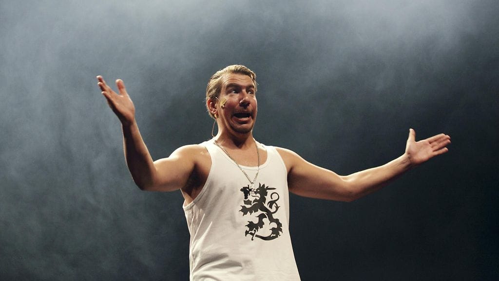 Aku Hirviniemi näyttelee Eskoa Nummisuutareissa.