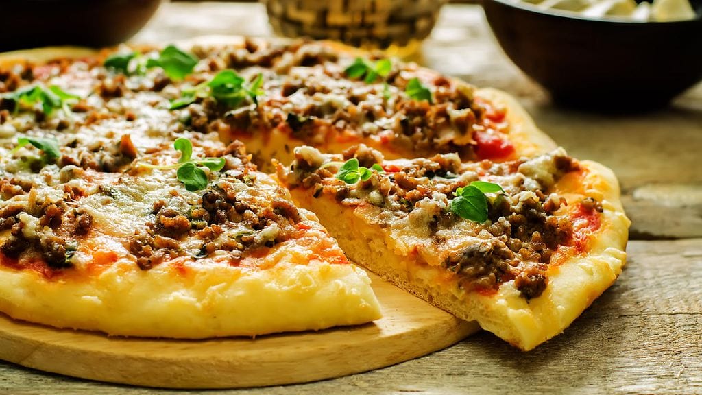 Suomalaiset pitävät tunnetusti pizzoista, joissa on lihaa.