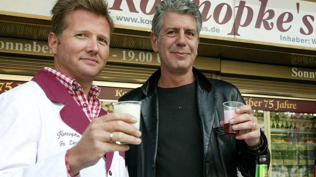 Anthony Bourdain (oikealla) ohjelmansa kuvauksissa Mario Ziervogel -nimisen kokin kanssa Berliinissä.