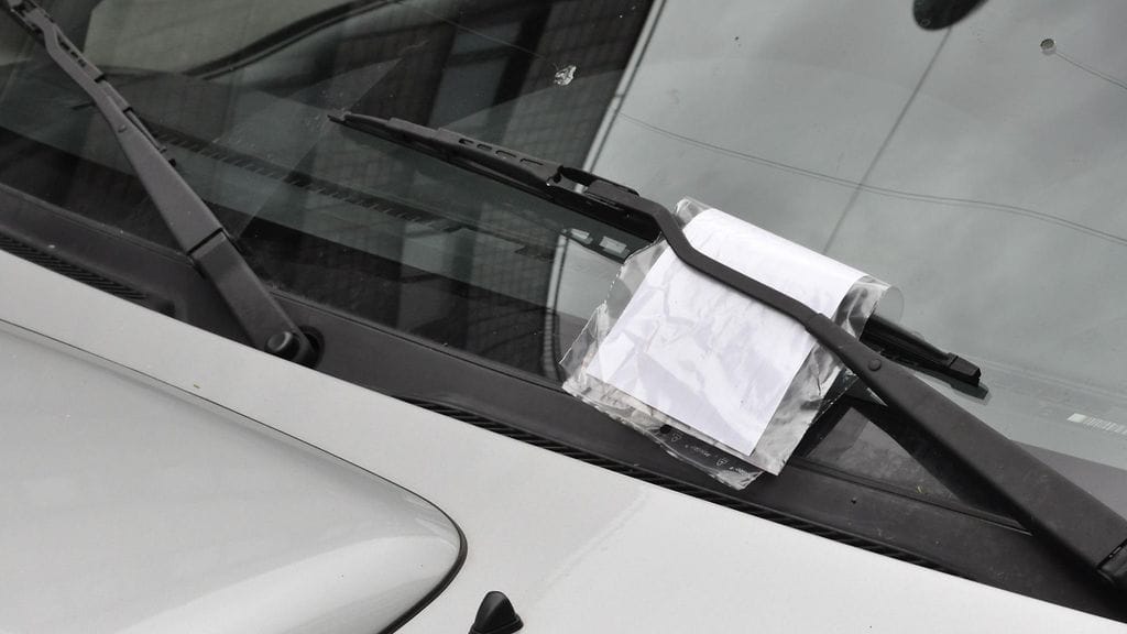 Pysäköintivirhemaksu auton tuulilasissa.