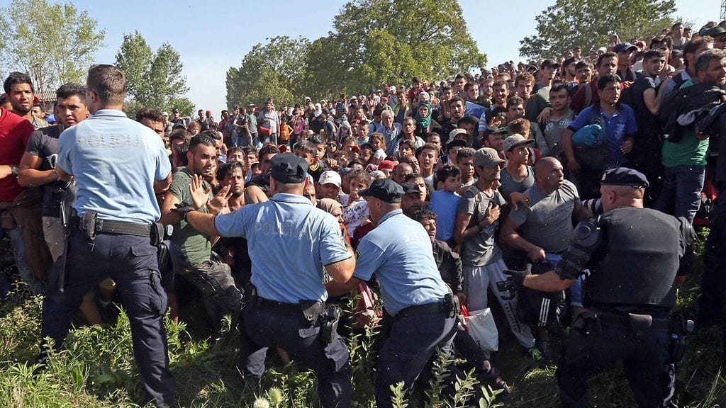 Sadat maahanpyrkijät murtautuivat kroatialaispoliisin ketjun läpi eilen rajakaupunki Tovarnikissa.