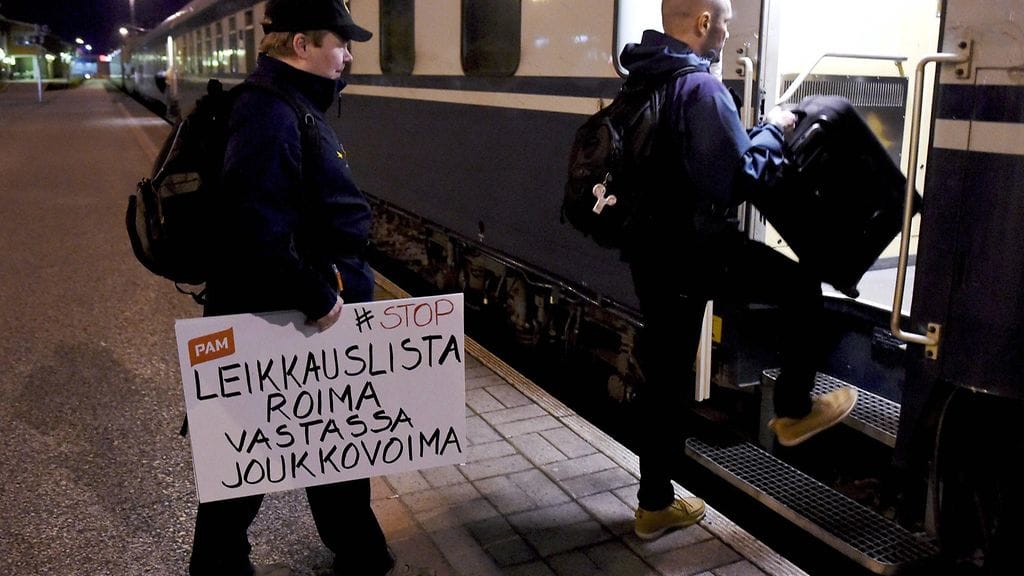 Hallituksen työelämän kiristysvaatimuksia vastustetaan tänään ympäri Suomen. Suurimpaan mielenosoitukseen Helsinkiin matkustettiin jo illalla Kemistä asti.