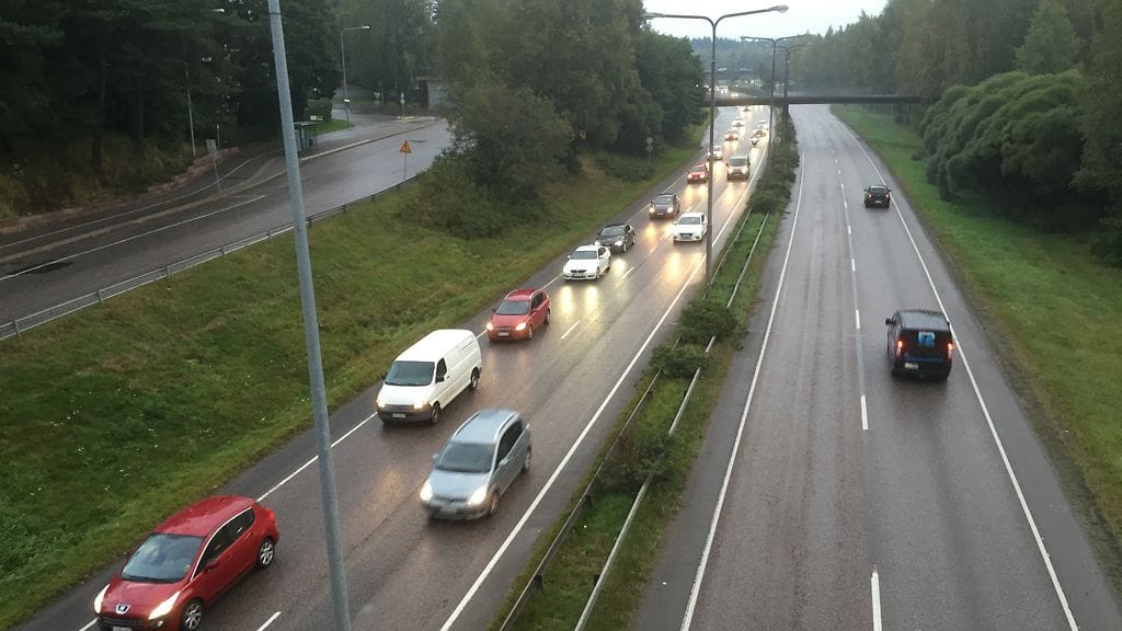 Juhannusliikenne saattaa käydä kuljettajan hermoille.
