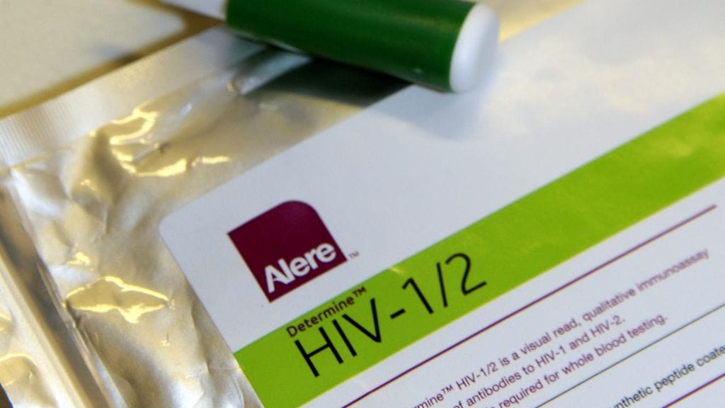 Hi-testiin käytettävää välineistöä Aids-tukikeskuksessa Helsingissä 26. lokakuuta 2012. Vihreällä putkilolla tehdään testiin tarvittava verinäyte.