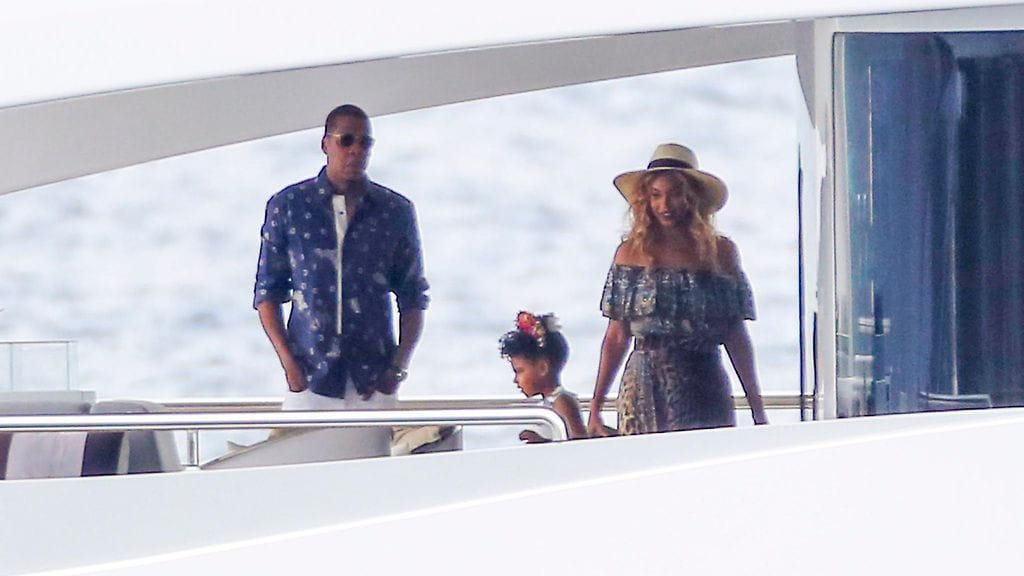 Jay-Z ja Beyoncé tyttärensä Blue Ivyn kanssa.