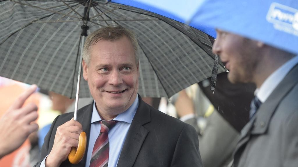 SDP:n Antti Rinne tienasi viime vuonna noin 100 000 euroa.