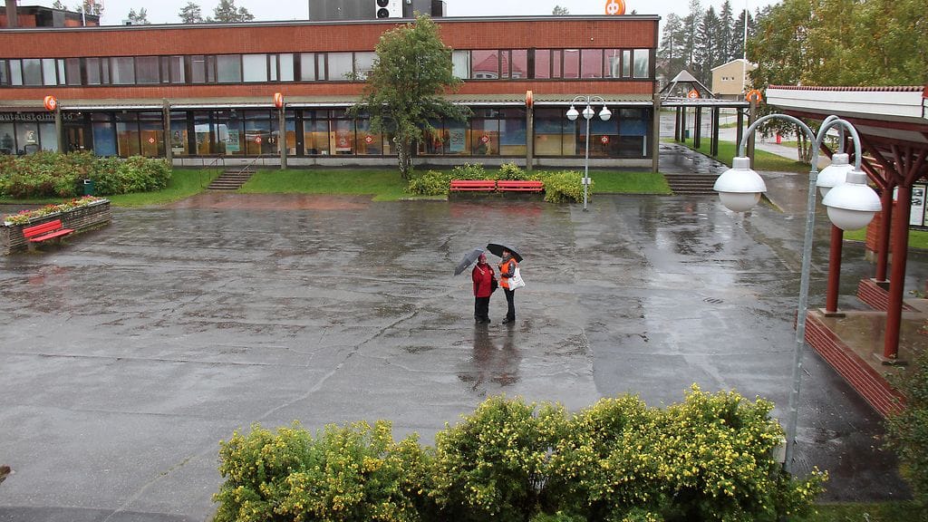 Iijokiseutu-lehti uutisoi Pudasjärven torilla järjestetystä mielenosoituksesta.