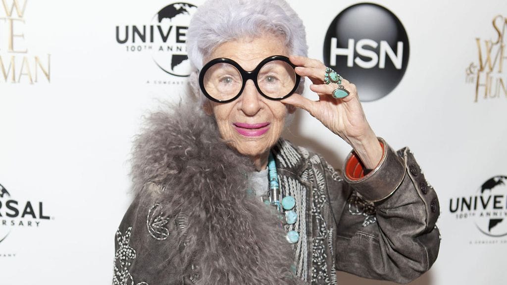 Muoti-ikoni Iris Apfel sanoo pukeutuvansa vain itseään varten.