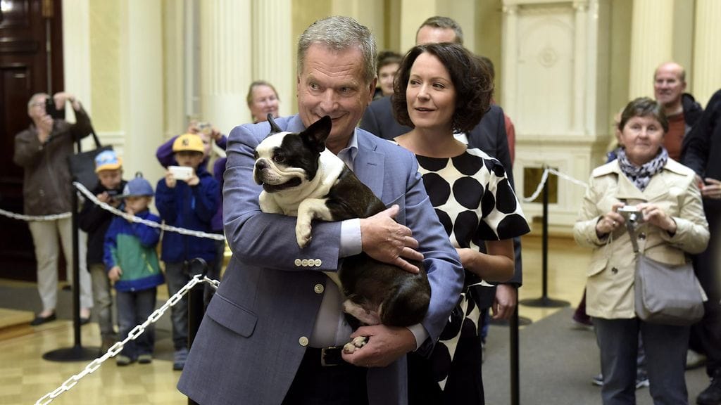 Presidenttipari Sauli Niinistö ja Jenni Haukio Lennu -koiransa kanssa Helsingissä Presidentinlinnan avoimien ovien päivässä syyskuussa 2015.