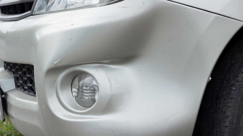 Sukuelin paljaana hortoillut mies potki autoja Salossa. Kuvan lommo ei liity tapaukseen.