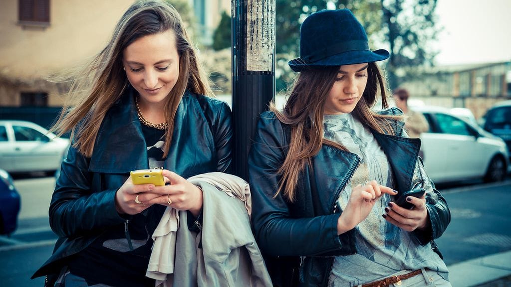 naiset, älypuhelimet, penkillä
