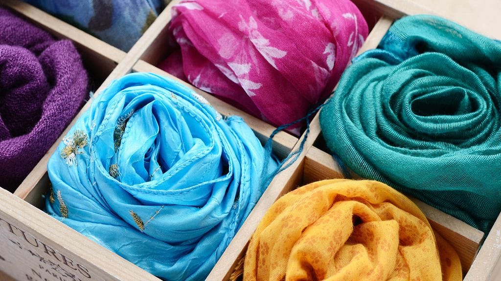 Esittelyssä valikoima mekkoja, paitoja ja hameita...