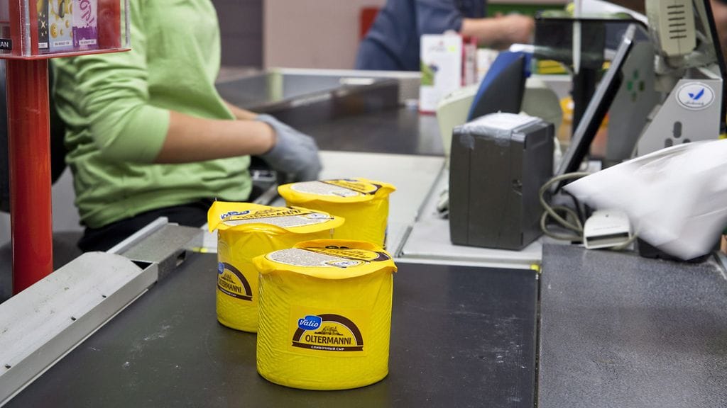 Asiantuntija on huolissaan siitä, että suomalaista ruokaa halpuutetaan.