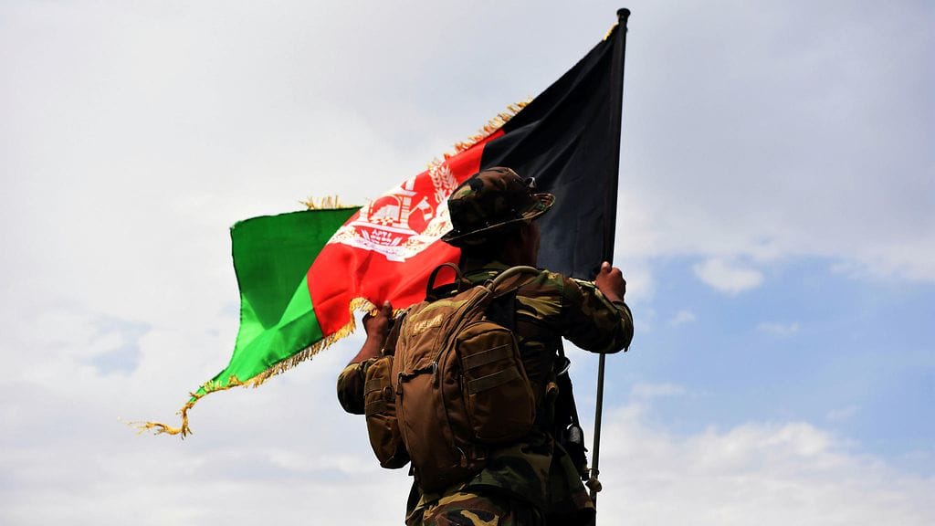 Mogherini sanoi samalla, että Afganistanin rauhanhankkeelle on löydetty yhteistä pohjaa ja unioni pyrkii parhaansa mukaan välittämään hankkeessa lähikuukausina. Afganistanilaissotilas pitelee maan lippua Nangarharin maakunnassa.