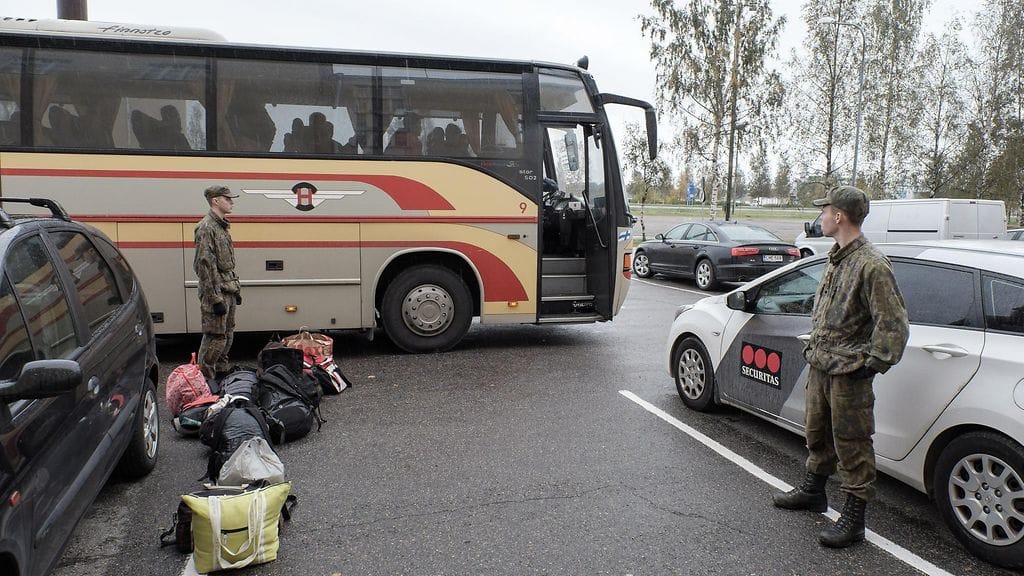 Ryhmä turvapaikanhakijoita saapuu linja-autolla Tornion järjestelykeskukseen.