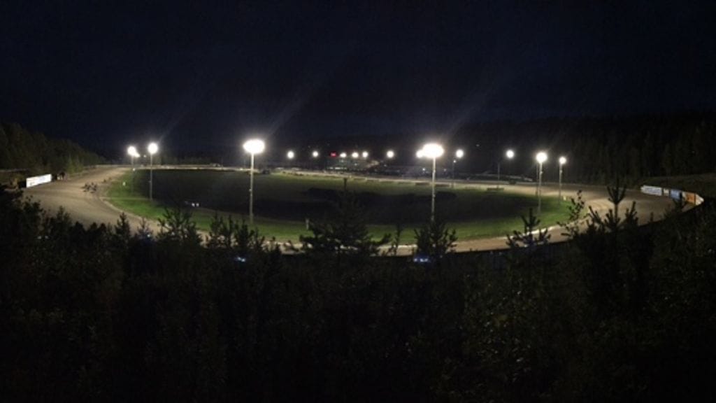 Teivon raviradan valot loistavat marraskuiseen pimeyteen.