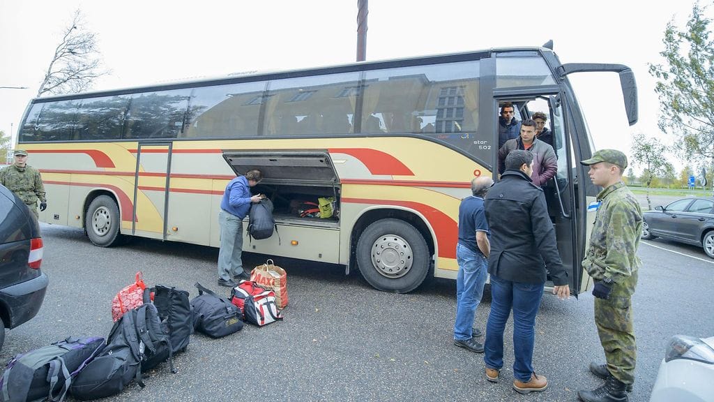 Ryhmä turvapaikanhakijoita saapuu linja-autolla Tornion järjestelykeskukseen tiistaina 22. syyskuuta 2015. Arkistokuva.
