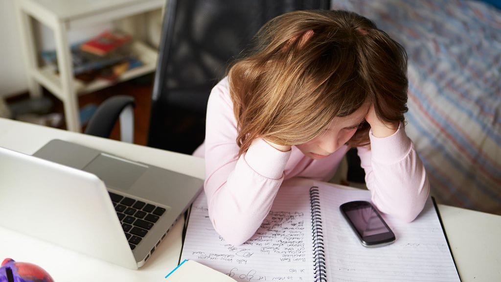 "Useimmiten kiusaaminen verkossa on jatkoa kiusaamiselle koulussa tai harrastuksissa", kertoo Satu Tallgren MLL:ltä. Kuvituskuva.