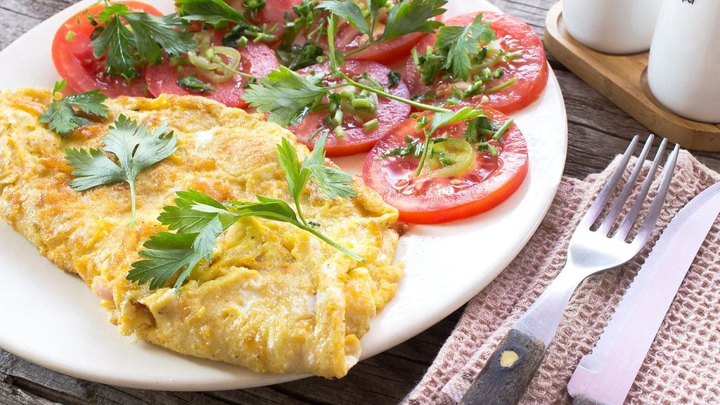 Voit lisätä omelettiin suosikkiaineksiasi.