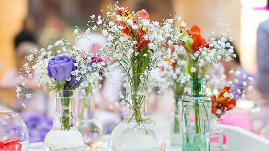 Erilaiset maljakot piristävät kukka-asetelmia.