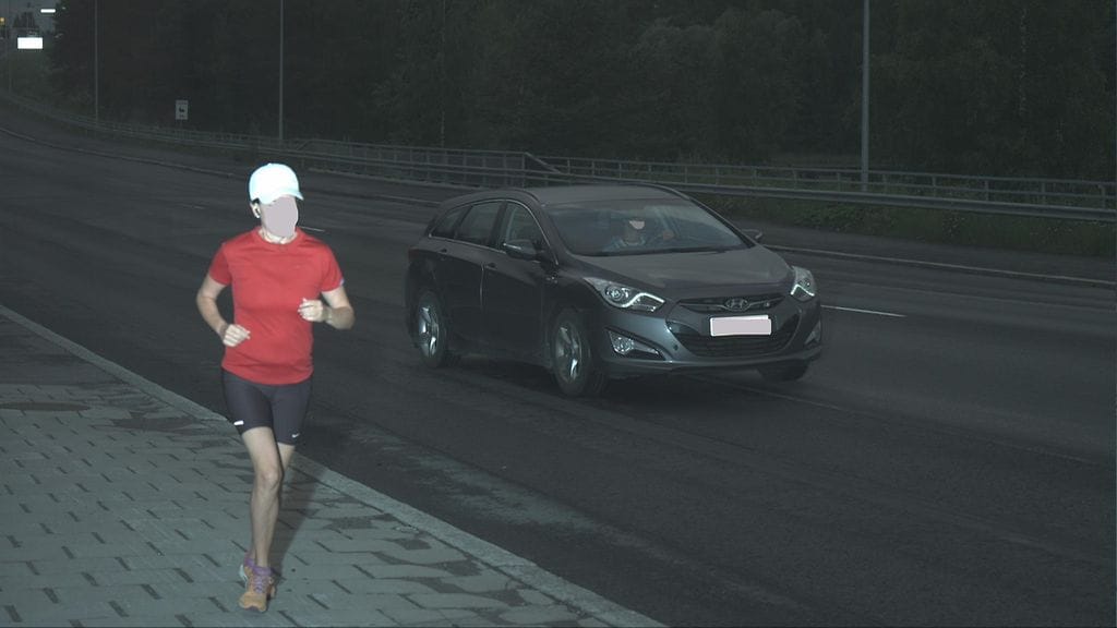 Kumpi kulkee ylinopeutta, auto vain lenkkeilijä? Poliisin valinta kesän 2015 hauskimmaksi kameratolpan ottamaksi kuvaksi.