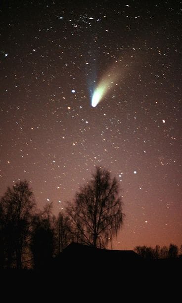 Komeetta Hale-Bopp kuvattuna Hyvinkäällä 8. huhtikuuta 1997.