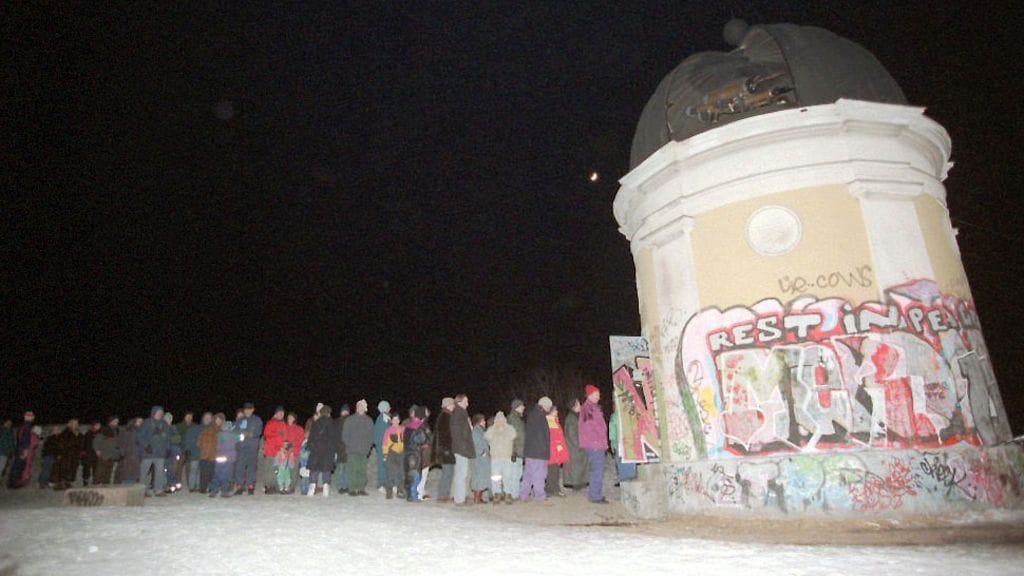 Kymmenet uteliaat jonottivat päästäkseen katsomaan komeetta Hyakutakea Ursan tähtitornista Helsingin Kaivopuistossa 24. maaliskuuta 1996.