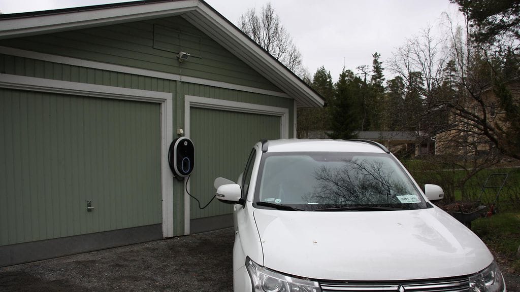 Sähkö- ja hybridiautojen latauslaitteita on saatavilla joko kiinteällä kaapelilla tai lataamiseen tarkoitetulla pistorasialla varustettuna.