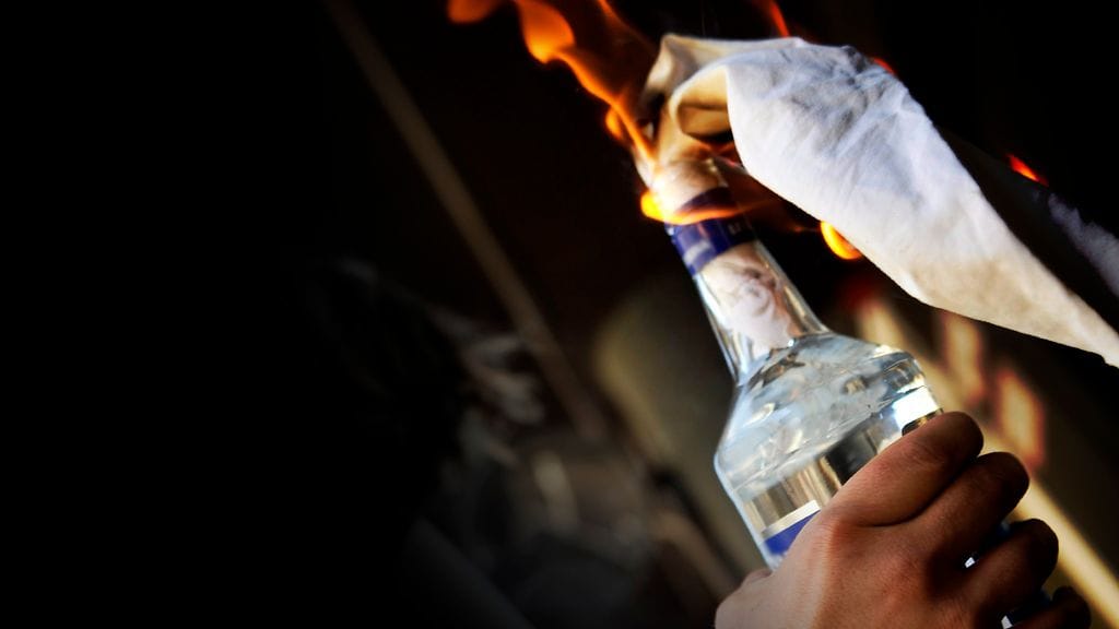 Pidätyksen lisäksi poliisi takavarikoi epäillyn majapaikasta herkästi palavaa nestettä.  Kuvituskuva.