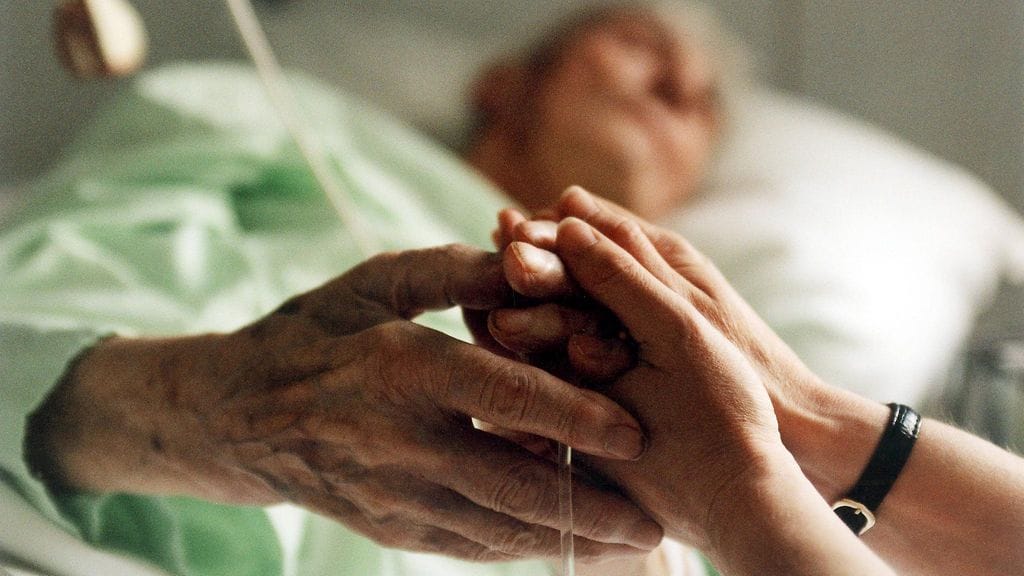 Iines tutustui vasta aikuisiällä Alzheimeria sairastavaan enoonsa ja tämän perheeseen. Kuvituskuva.