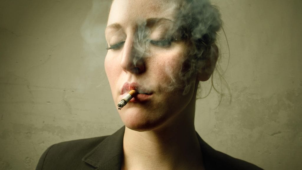 Tupakoinnin myötä naisen sydän saattaa oireilla – yleistä on väsymys ja pahoinvointi.