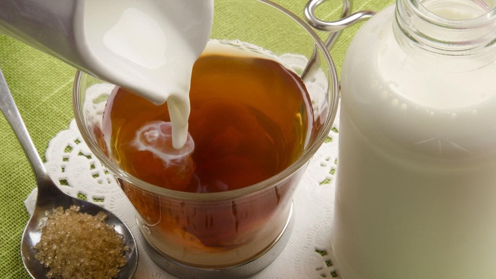 Onko sinulla tapana kaataa teehen maitoa?