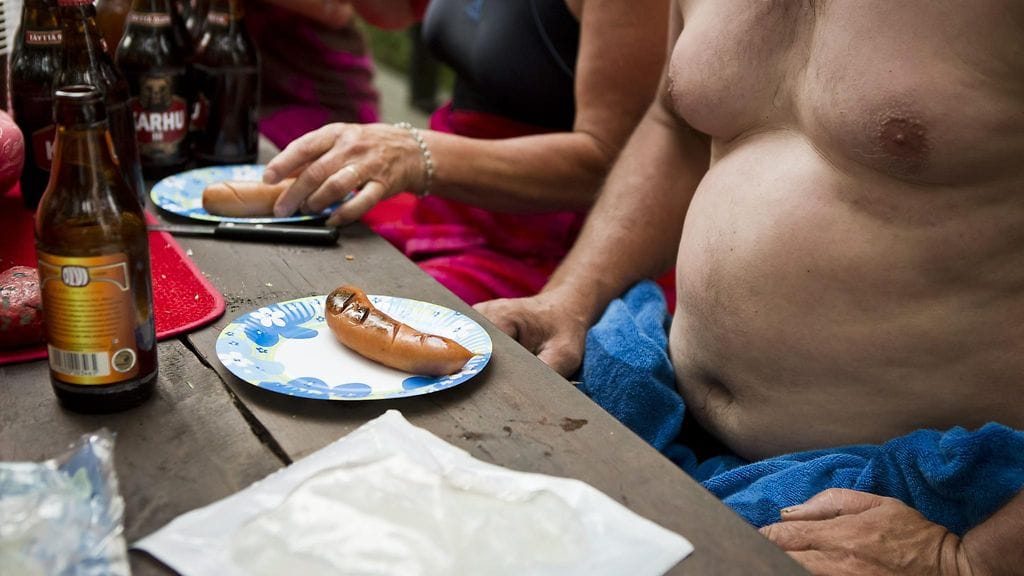 Ravintolat ja kaupat päättävät itse, huomautetaanko asiakkaalle esimerkiksi paidattomuudesta. Alastomuuden sopivuus riippuu paikasta ja tilanteesta.