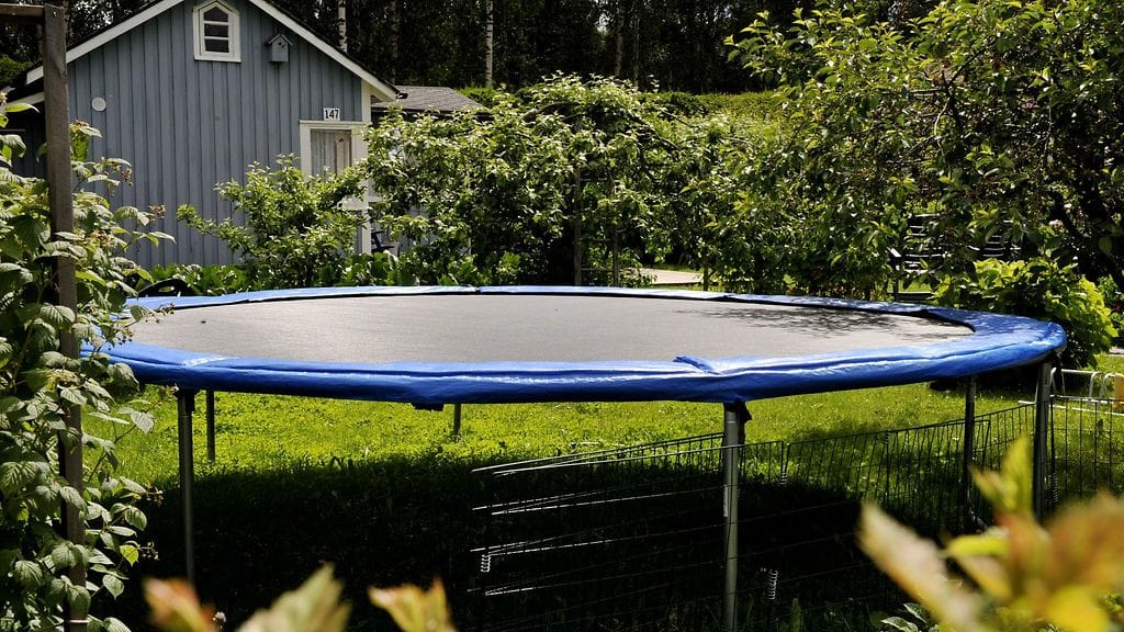 Mies kulki asunnossaan niin, että alastomuus näkyi ikkunoista talon ulkopuolelle. Lisäksi tämä oli hyppinyt alasti pihallaan trampoliinilla. Kuvituskuva.