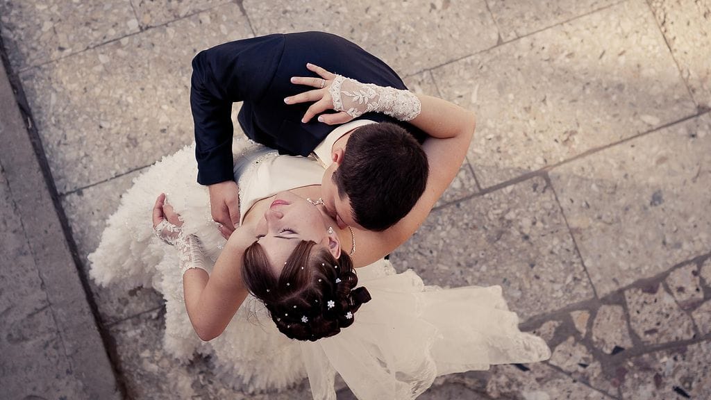 Ennen papin aamenta on hyvä keskustella myös avioehdosta, vaikka sen voikin tehdä myös häiden jälkeen.