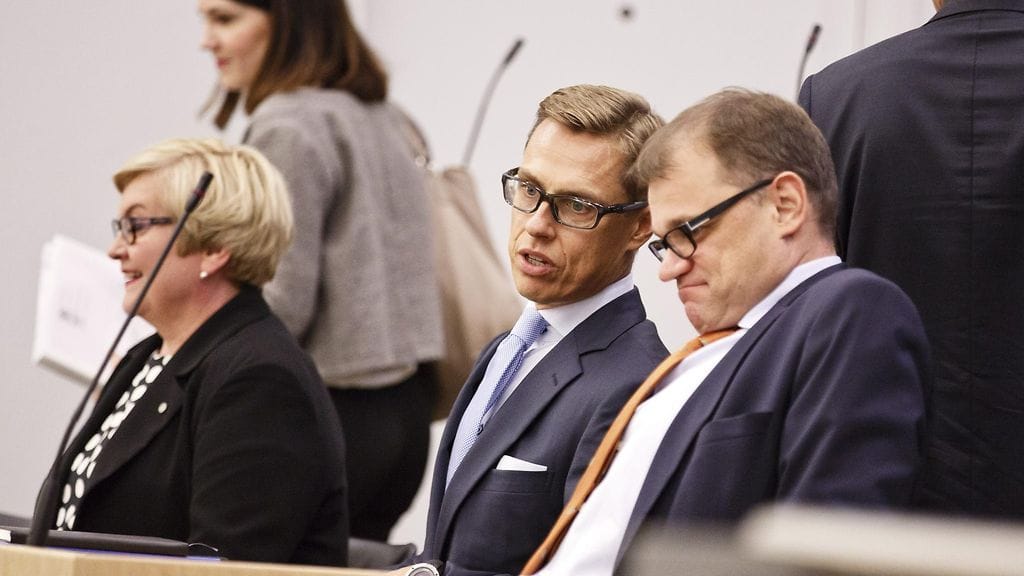 Kunta- ja uudistusministeri Anu Vehviläinen (vas.), opetus- ja kulttuuriministeri Sanni Grahn-Laasonen (taustalla), valtiovarainministeri Alexander Stubb ja pääministeri Juha Sipilä eduskunnan suullisella kyselytunnilla Helsingissä 24. syyskuuta 2015.