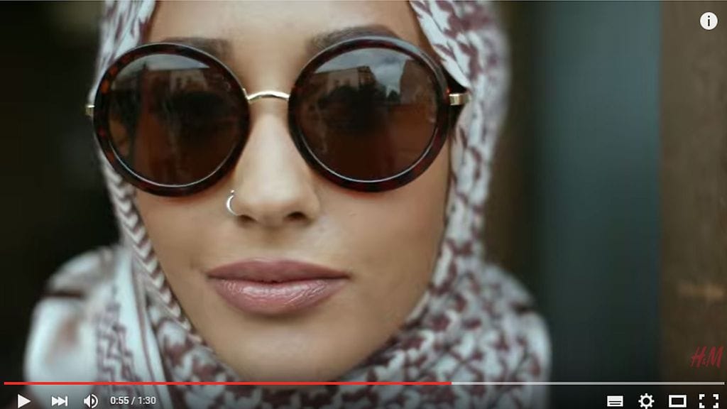 H&M käyttää mainosksessaan ensimmäistä kertaa hunnutettua naista, kuva on ruutukaappaus videolta.