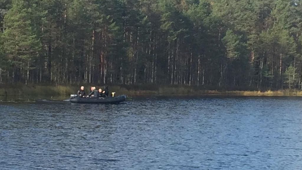 Nela Utkinaa etsitään kumiveneen avulla. Sukeltaja puki veneessä varusteita ylleen.