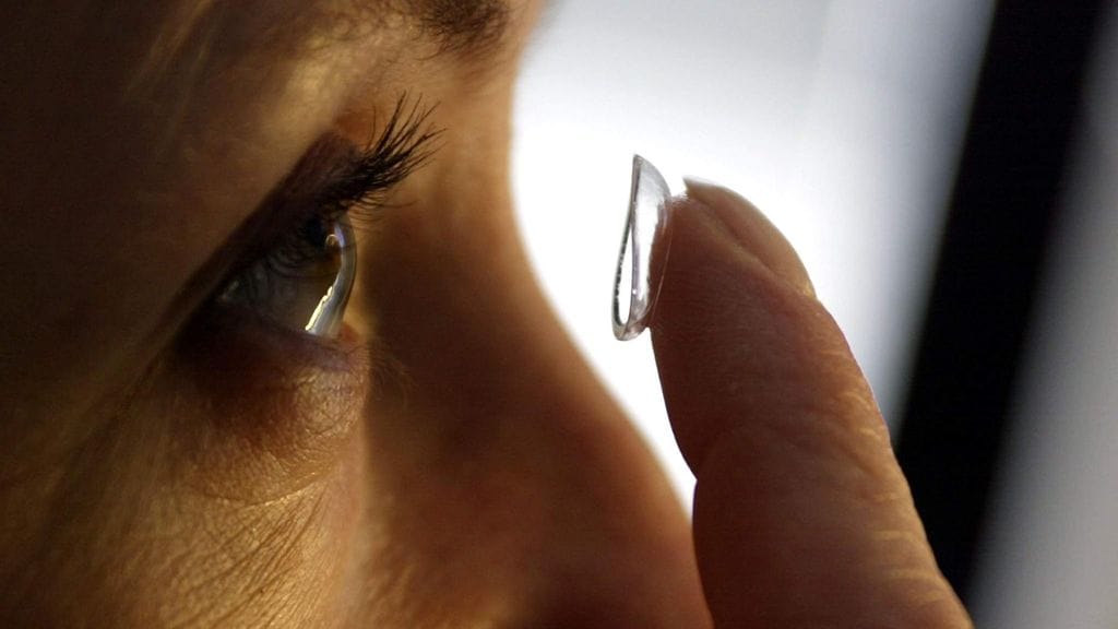 Kukaan ei osaa sanoa, kuinka kauan piilolinssit olivat naisen silmässä olleet.