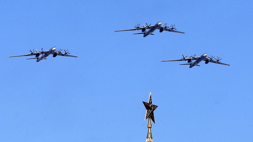 Etenkin Tupolev-pommikoneistaan (kuvassa) tunnetut lentokonetehtaat ovat talousvaikeuksissa.