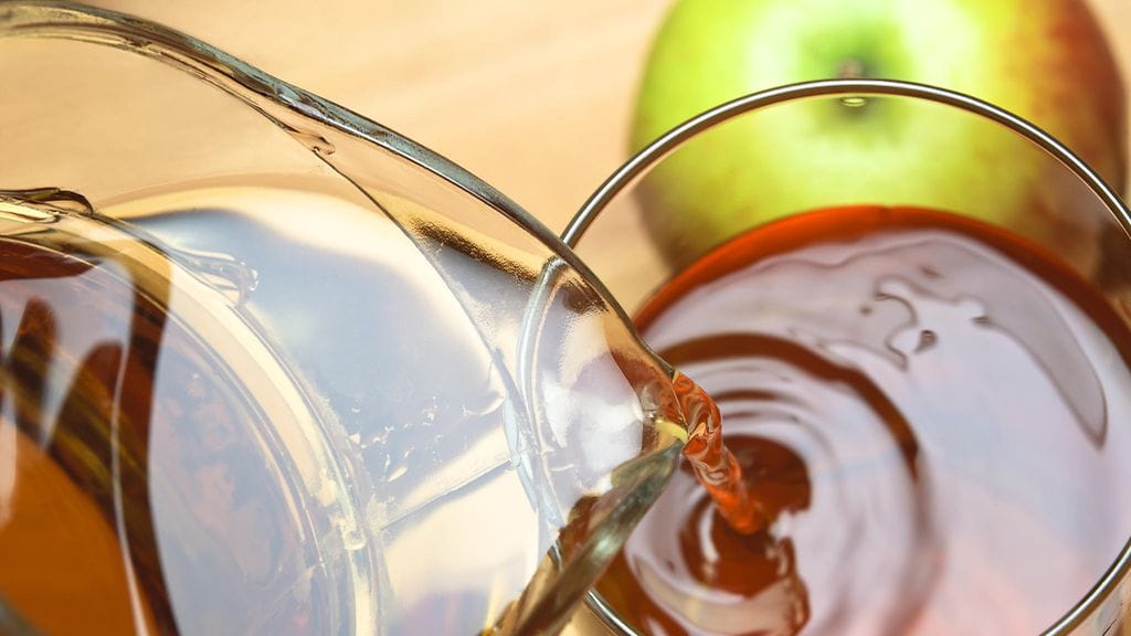 Tapauksen nainen kertoo kaatavansa jatkossa mehun kannuun ennen juomista.